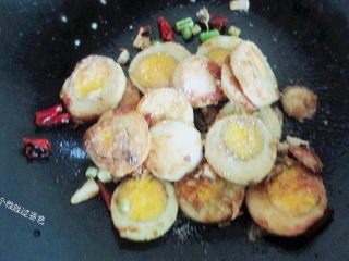 12、金钱蛋,撒入适量盐，几滴酱油，翻匀即可出锅。