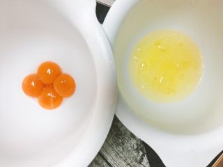 2、吃起来满口幸福感的蔓越莓戚风蛋糕,取两个无水无油的搅拌盆，分离蛋清和蛋黄。
