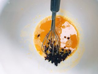 5、吃起来满口幸福感的蔓越莓戚风蛋糕,加入切碎的蔓越莓干，搅打均匀。