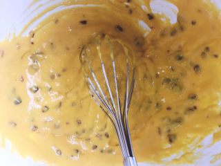 7、吃起来满口幸福感的蔓越莓戚风蛋糕,拌好的蛋黄糊细腻有光泽，拎起手抽能看到蛋黄糊缓缓低落且不是立刻消失即可。