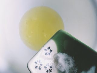 8、吃起来满口幸福感的蔓越莓戚风蛋糕,蛋白中加盐，这样可以加速蛋白打发哦！