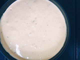 16、吃起来满口幸福感的蔓越莓戚风蛋糕,烤箱预热，戚风糊从高速快速倒入模具中，然后震两下，真出大气泡。模具放入中下层，上火120度下火100度烤60分钟，然后下火转110度烤15分钟。