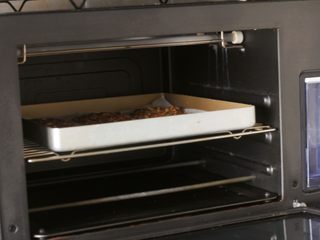 1、燕麦核桃饼干,9、	烤箱170度预热10