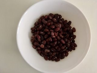 5、薏米红豆山药糕,煮好的红豆，我只压了15分钟，不够软，所以大家还是20分钟吧～喜欢甜的也可以加糖熬煮一下