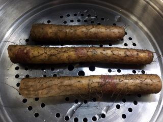 6、薏米红豆山药糕,山药洗净上锅蒸，水开后转小火20分钟。洗山药时小心别碰到瓤，或者带手套洗，山药的粘液沾到后奇痒。不小心沾到就抹姜或醋止痒。