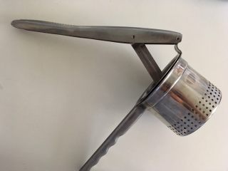 10、薏米红豆山药糕,上图是用这个土豆泥神器压的，没有的下面给你们个土法，但是肯定没这个细腻哈