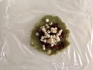 14、薏米红豆山药糕,取一点山药泥放保鲜膜上压平，上面放薏米和红豆（一共50g）