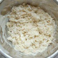 3、黑椒鸡肉披萨,搅拌成雪花状