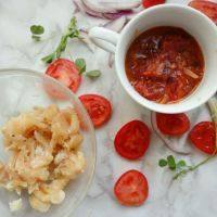 6、黑椒鸡肉披萨,鸡肉和酱已制好，再切一些洋葱丝和小番茄片备用