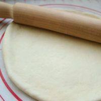 8、黑椒鸡肉披萨,擀饼，披萨饼中间要比周边稍薄一些。也可以不要面杖手推成饼，但要保持中间厚度均匀