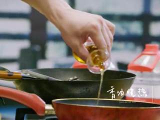 18、川式水煮牛肉,热锅放油,香油烧热,浇在牛肉片上