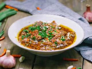 19、川式水煮牛肉,撒小葱,完成。