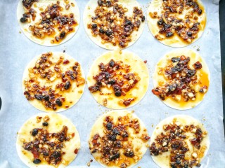 6、饺子皮辣酱饼,抹匀。