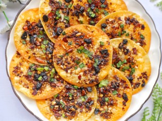 13、饺子皮辣酱饼,瞬间光盘。