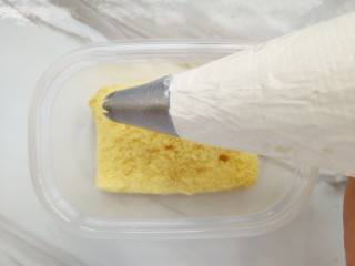 4、代餐粉也能吃出新花样，豆乳盒子,蛋糕胚铺底挤上奶油