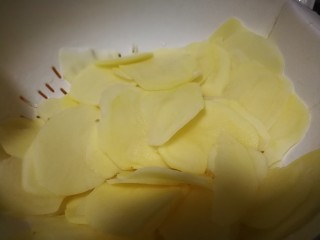 1、椒香薯片,土豆尽可能要切得薄而且均匀。这是关键，也是硬性要求。切工达不到的用擦片器吧。擦出的比较均匀。