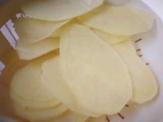 2、椒香薯片,我的现有土豆比较小，如果你去买，建议买大而且形状均匀的形状会比较好看。斜切出来大而且漂亮！如图