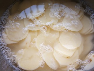 3、椒香薯片,成品要达到头图的状态，切片状态是比擦片器擦出的要薄的。