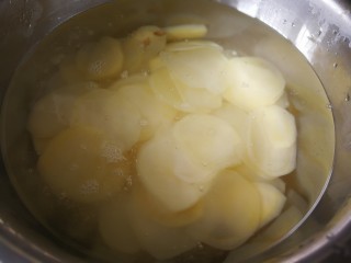 5、椒香薯片,清水中再浸泡几分钟。然后滤干。