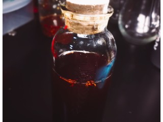 7、椒香薯片,椒香葱油（做法见菜谱）取没有酱油的上部分透明的油，根据土豆的量一汤勺逐渐倒进去搅拌。结果要土豆片都能均匀裹上油，但是盆里没有多的油。油量控制好，不然就选择高热量的油炸法了。没有做椒香葱油的放普通油扮也可以。只是味道上有些不同。