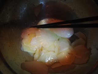 8、椒香薯片,滤干水后趁热拌好油的状态