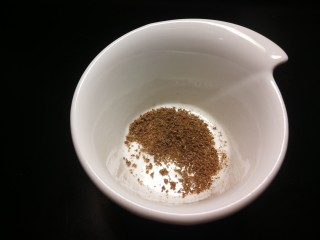 10、椒香薯片,入烤箱之前，手指边搓边均匀撒上椒盐粉。