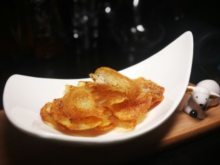 12、椒香薯片,15分钟后，取出。会有个别切得不均匀的薯片没有完全烤好，需要回烤箱再烤两三分钟。根据情况可调低温度。