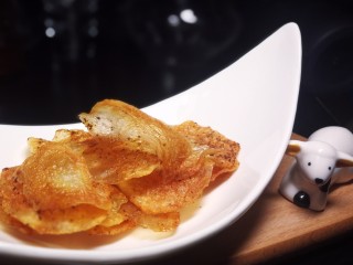 13、椒香薯片,香喷喷的椒香薯片就好了。需要提醒的是个家烤箱温差不同，烤箱大小和内空高度不同，薯片的反应各不相同。我的烤箱温差不超过五度，大家需要根据实际情况自己调节温度。