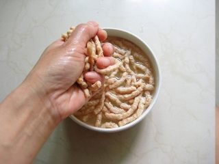3、鱼香素肉丝：用素食材做出肉滋味的下饭利器,挤出素肉丝中的水分备用。