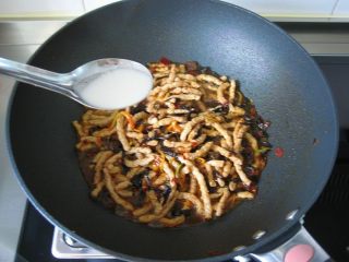 11、鱼香素肉丝：用素食材做出肉滋味的下饭利器,倒入1大勺水淀粉勾薄欠。