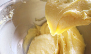 9、脆糖小泡芙,蛋液依情况增减,面团搅拌直至舀起时黏稠感厚实,却又光滑不容易低落的感觉,即完成搅拌