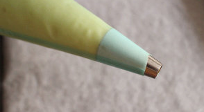 10、脆糖小泡芙,将面糊装入装裱花袋中