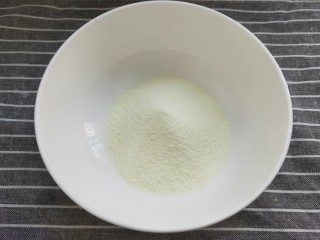 1、最健康的小零食！酸奶牛乳糖！,奶粉放在一个大碗中。