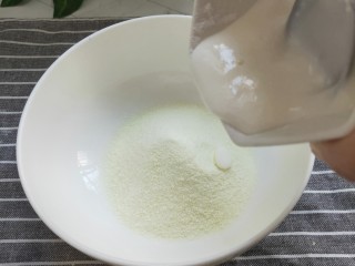 2、最健康的小零食！酸奶牛乳糖！,打开一盒酸奶，要浓稠的那种。