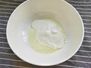 3、最健康的小零食！酸奶牛乳糖！,接着加入酸奶。