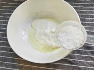 4、最健康的小零食！酸奶牛乳糖！,加适量的糖，糖也可不加，根据个人喜好。