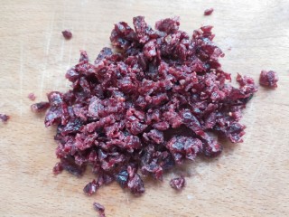 5、最健康的小零食！酸奶牛乳糖！,蔓越莓要切成碎。