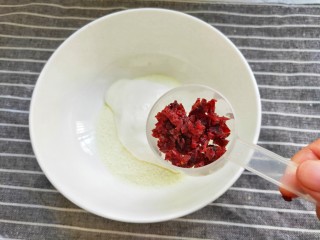 6、最健康的小零食！酸奶牛乳糖！,加入蔓越莓碎