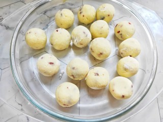 8、最健康的小零食！酸奶牛乳糖！,团成一个个小球。