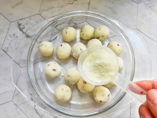 9、最健康的小零食！酸奶牛乳糖！,加入奶粉，让每个小球都裹上奶粉。