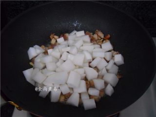 5、五花肉虾米萝卜焖饭,倒进萝卜翻炒均匀