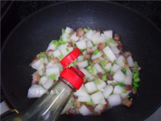 7、五花肉虾米萝卜焖饭,调入酱油