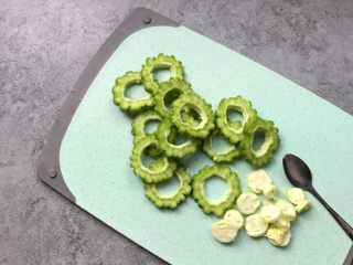 4、苦瓜酿紫薯,去苦瓜瓤（用勺子就能轻松去苦瓜瓤啦）