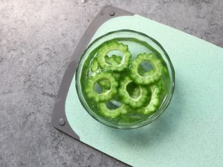 7、苦瓜酿紫薯,苦瓜捞出控水立即放凉水中2-3分钟，这样口感更好哦