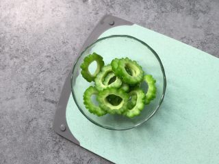 8、苦瓜酿紫薯,苦瓜圈沥水备用