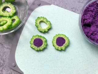 12、苦瓜酿紫薯,一个个把苦瓜圈填满紫薯泥，压紧实一点