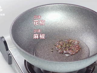 3、厨房小白的福音，电饭煲自制麻辣小龙虾,加入少许花椒、麻椒