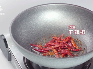 4、厨房小白的福音，电饭煲自制麻辣小龙虾,加入适量干辣椒