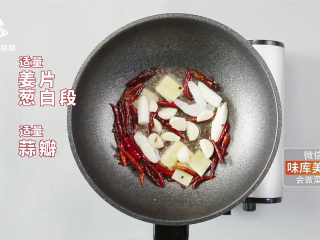 5、厨房小白的福音，电饭煲自制麻辣小龙虾, 加入适量姜片、葱白段、蒜瓣