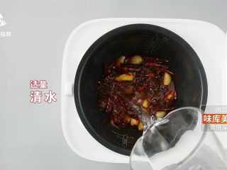 12、厨房小白的福音，电饭煲自制麻辣小龙虾,加入适量清水